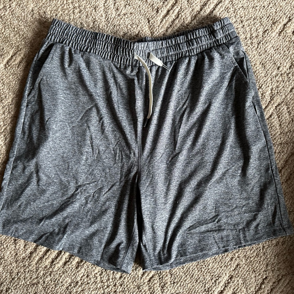 Feat Clothing Men’s Roam Shorts
Size XL
Color Grey